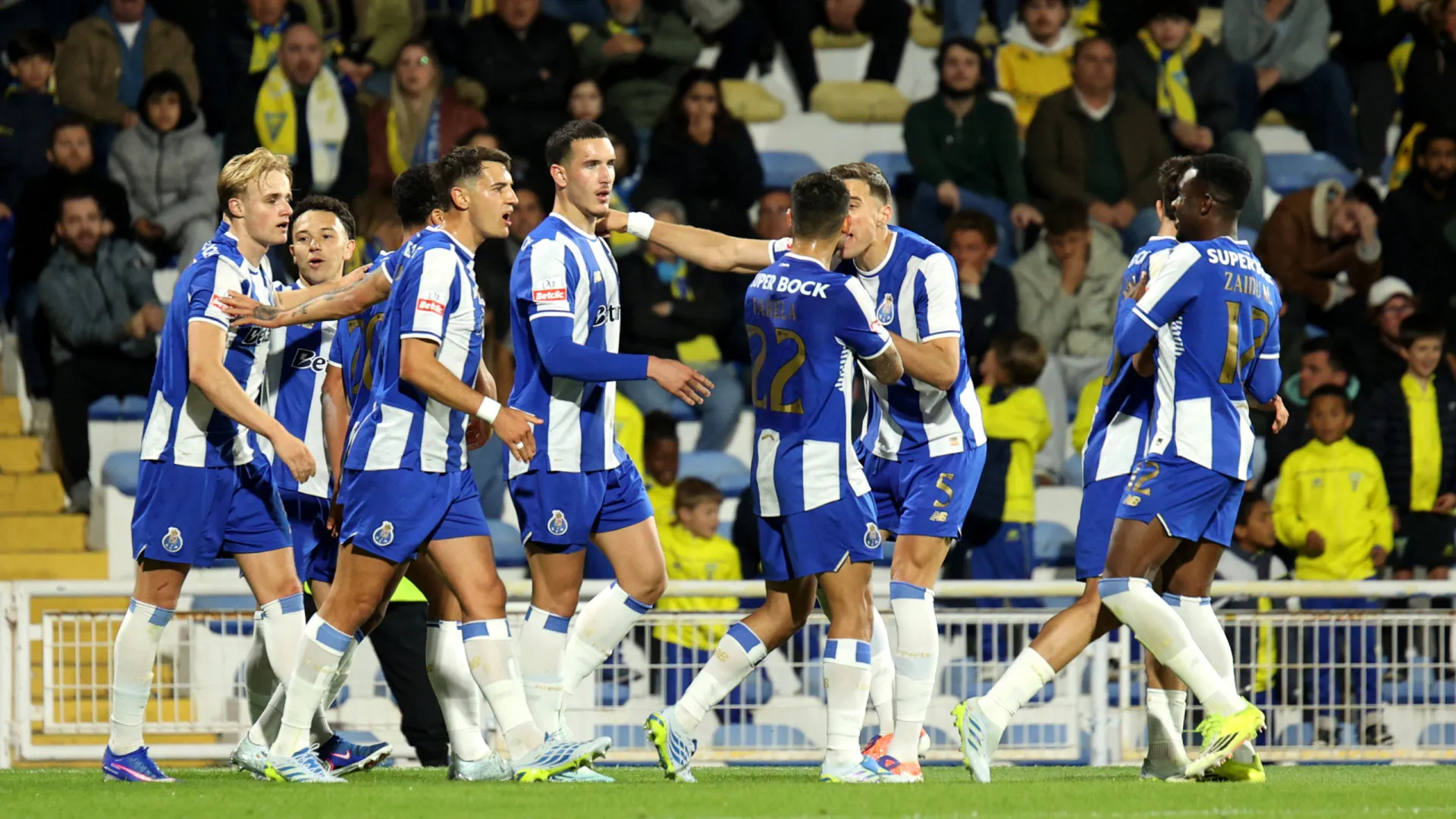 Via aberta para o título? FC Porto acelera no Estoril e afasta Sporting