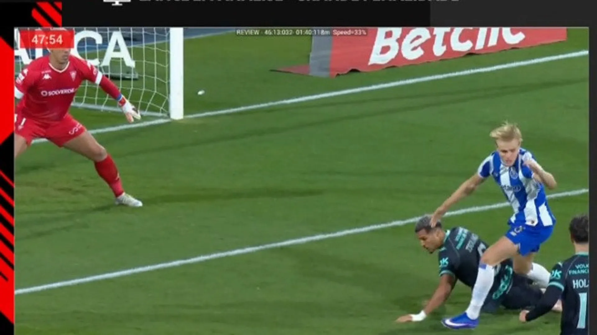 O lance em que o FC Porto ficou a pedir penálti sobre Froholdt