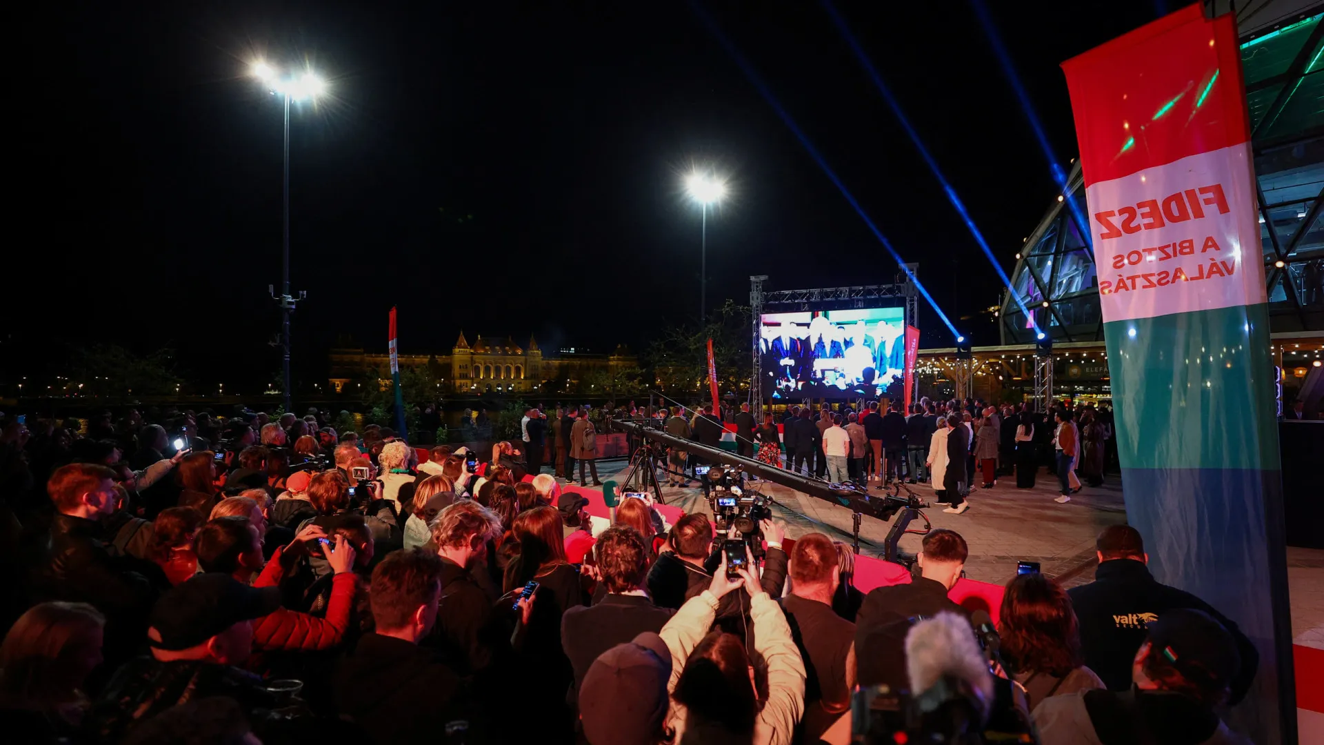 
                    Apoiantes do Fidesz dececionados e preocupados com futuro após derrota
                