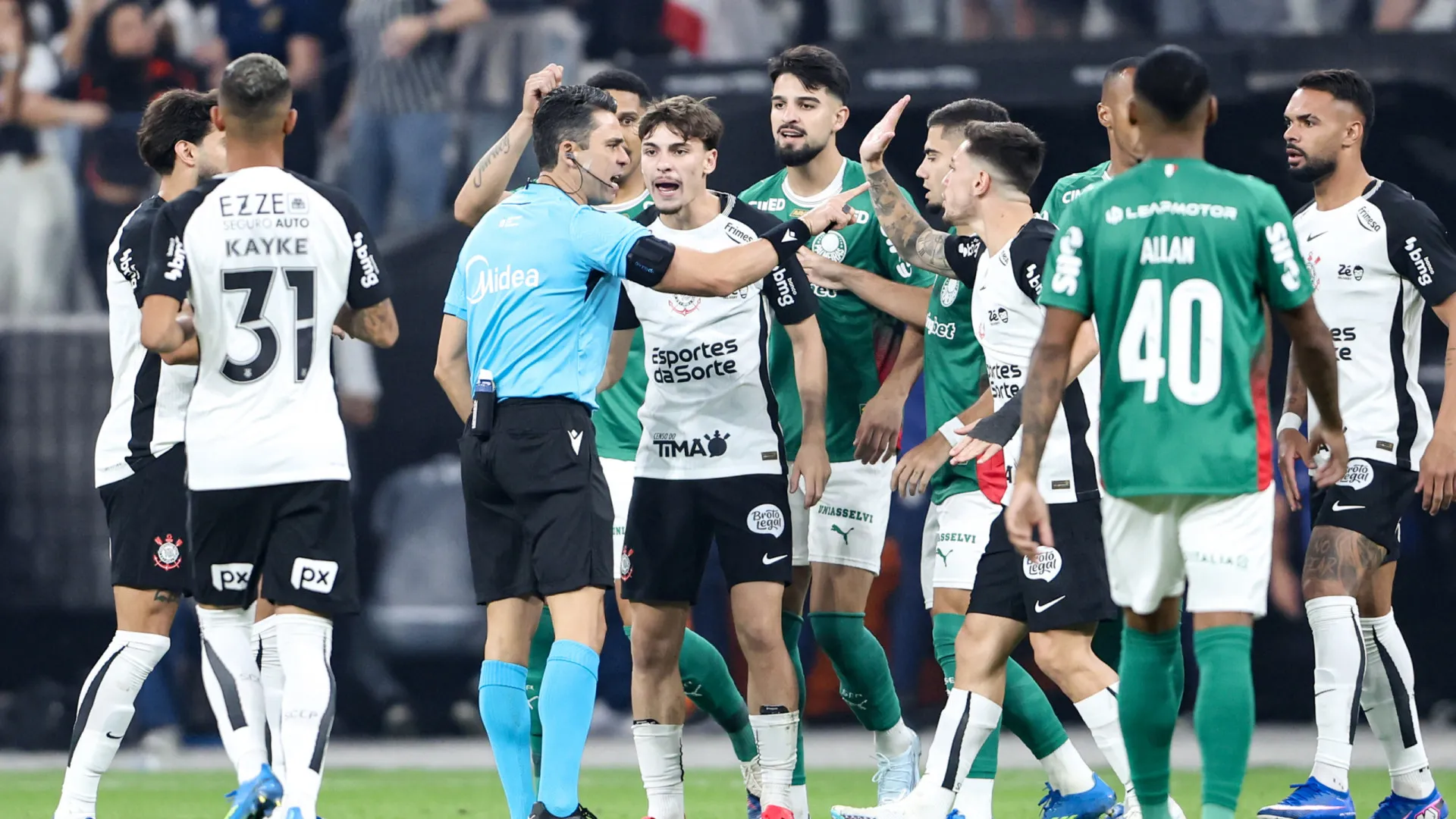 Corinthians e Palmeiras empatam com confusão dentro e fora do relvado