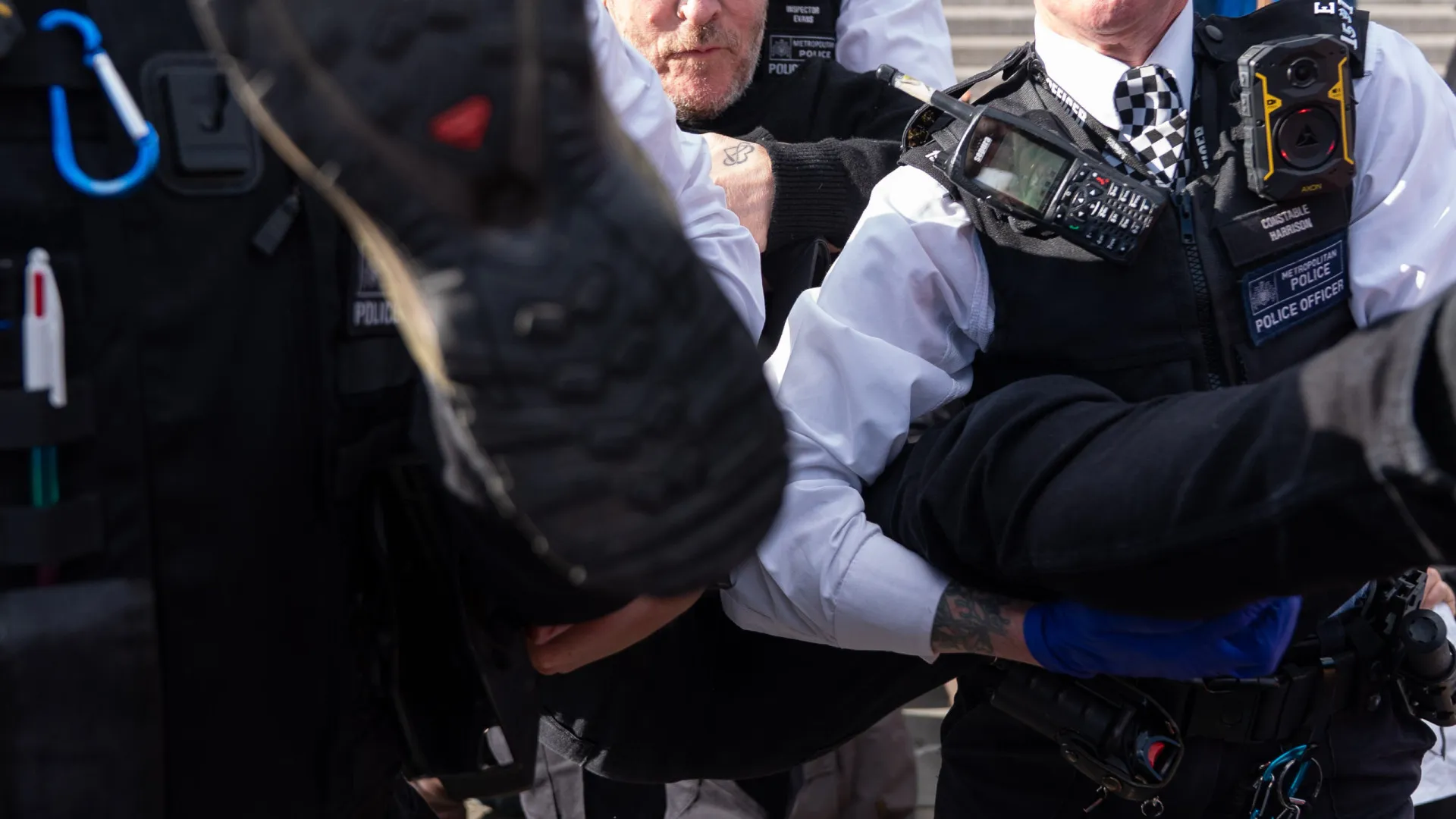 
                    Palestine Action. Vocalista dos Massive Attack detido em protesto
                