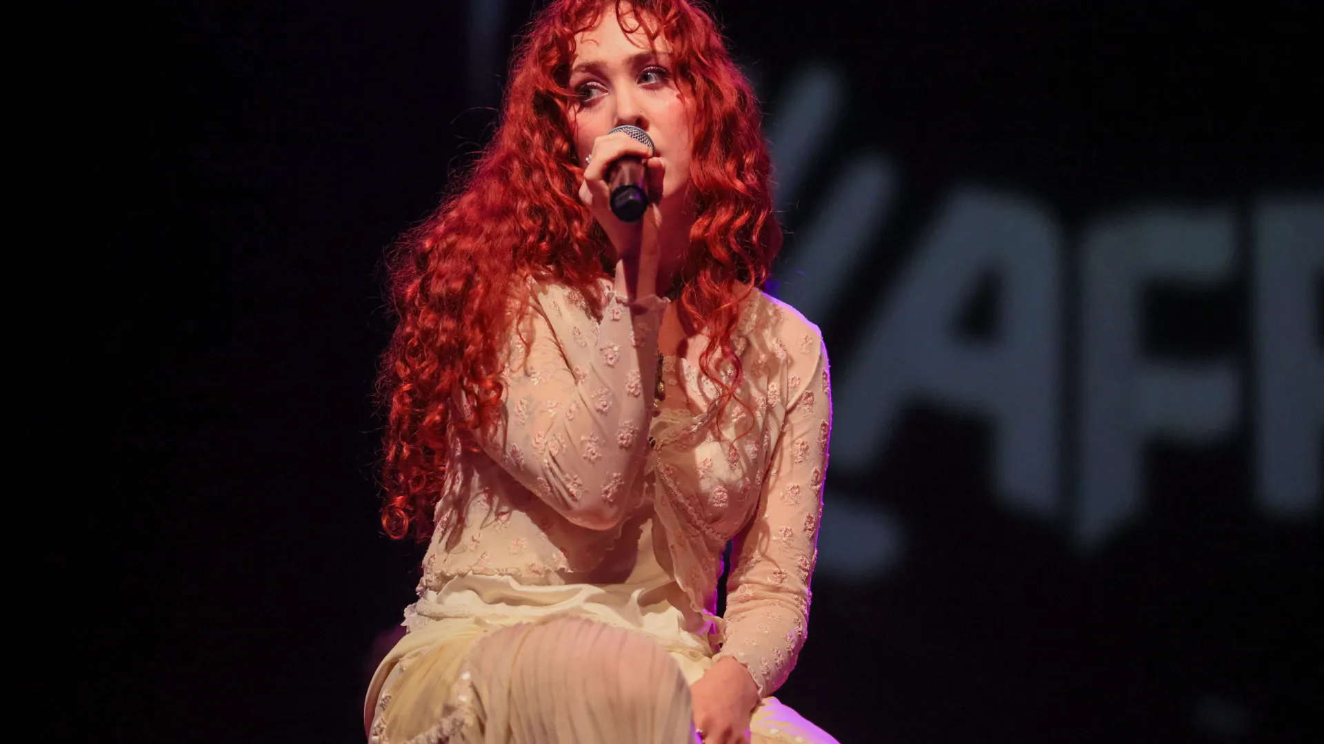 
                    Chappell Roan reaparece em festival após polémica com filha de Jude Law
                