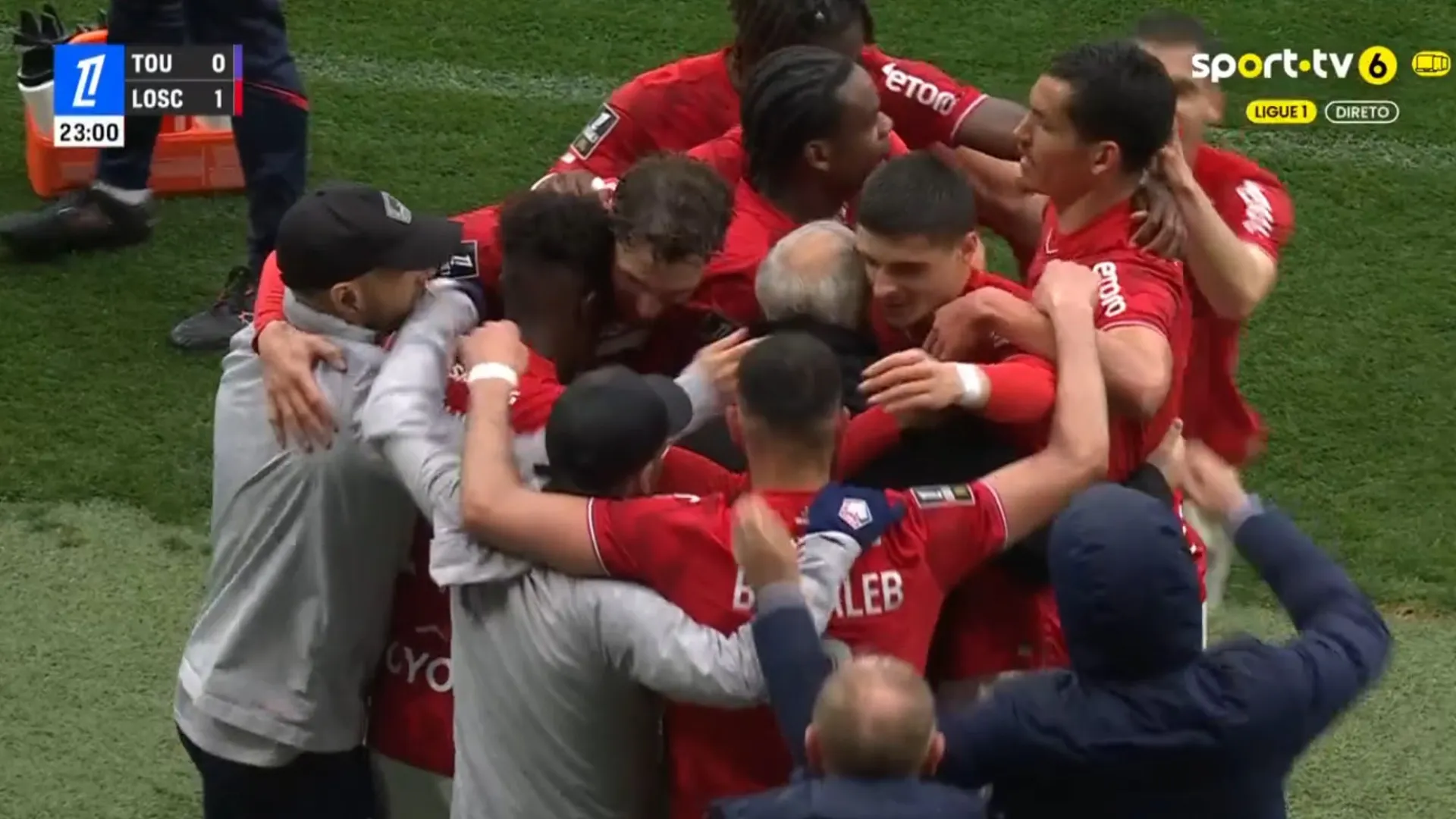 Treinador do Lille perdeu o pai e este gesto dos jogadores corre mundo