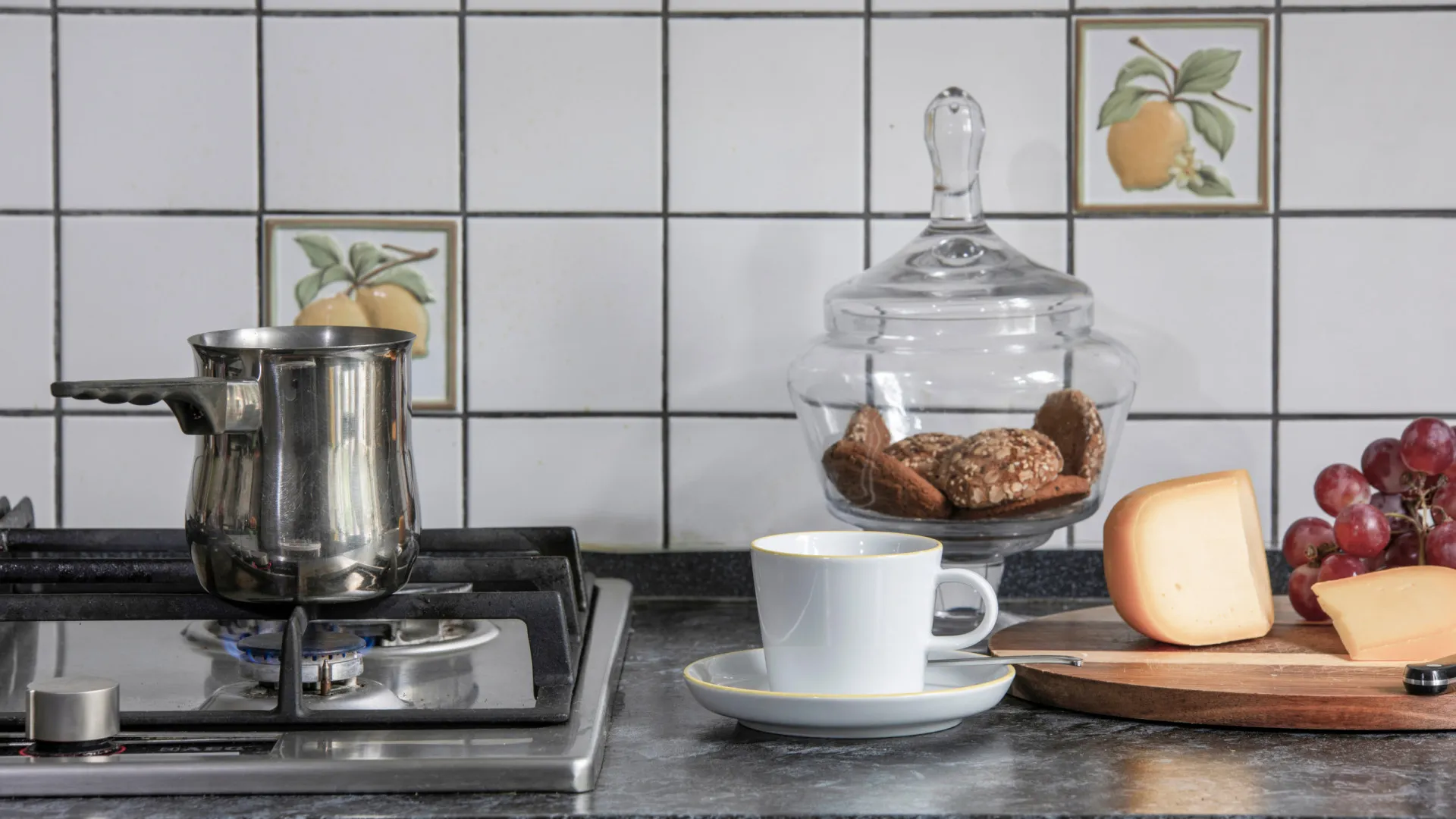 
                    Devia ser proibido! 6 coisas que nunca pode guardar ao lado do fogão
                