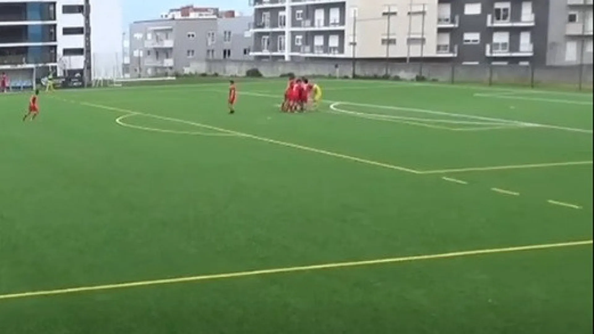 Temos Puskás? Guarda-redes do Gil Vicente marca golo de levantar estádio