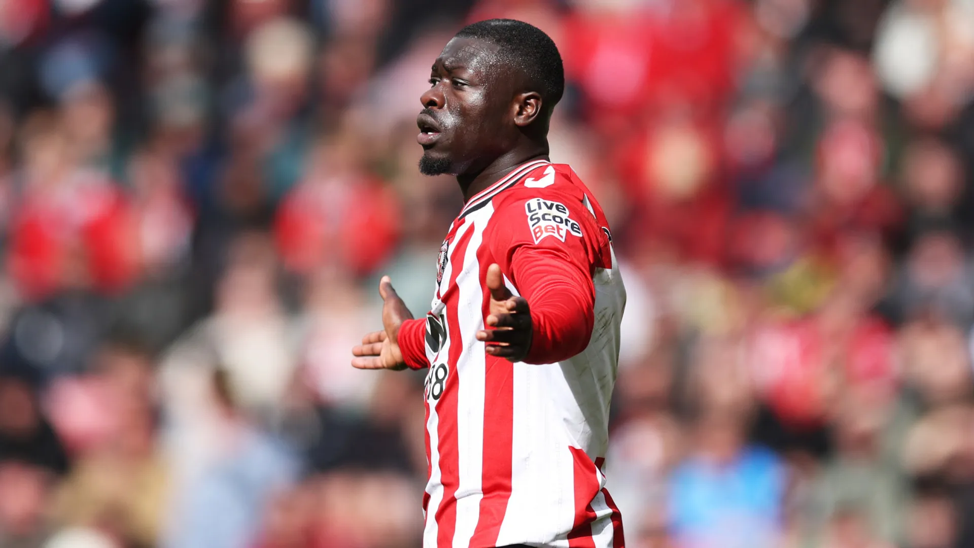 Sunderland condena insultos racistas direcionados a Brian Brobbey