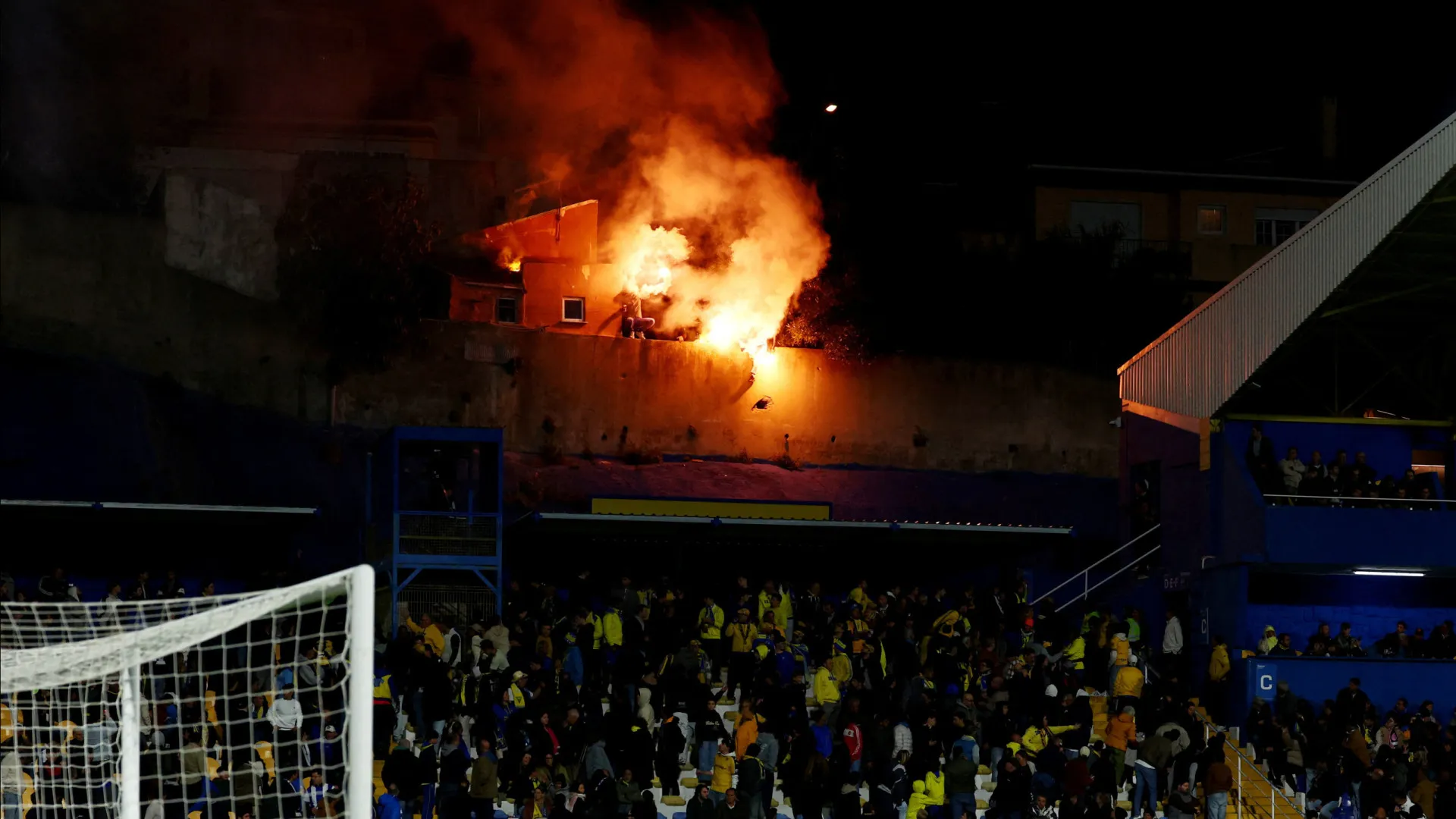 
                    GNR detém 9 adeptos por lançamento de pirotecnia durante jogo da I Liga
                