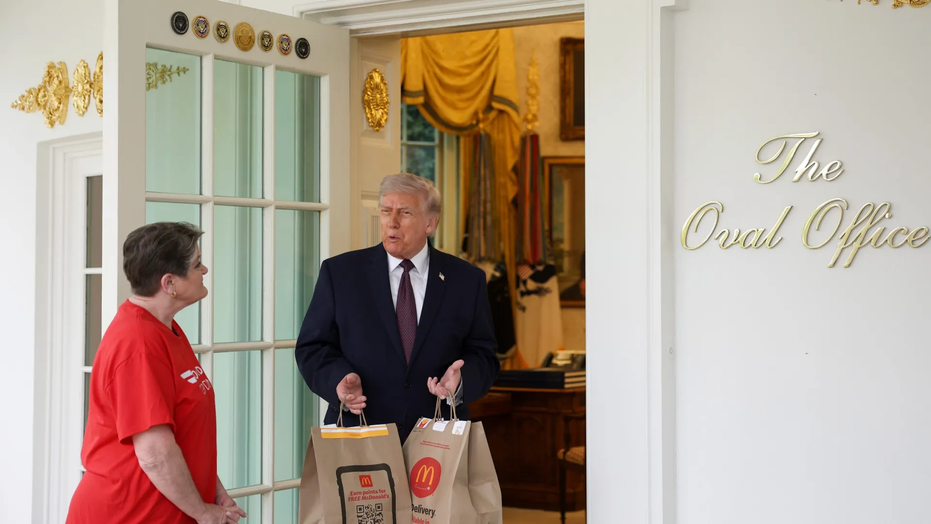 
                    Não, não é IA! Estafeta entrega McDonald's... à porta da Sala Oval
                