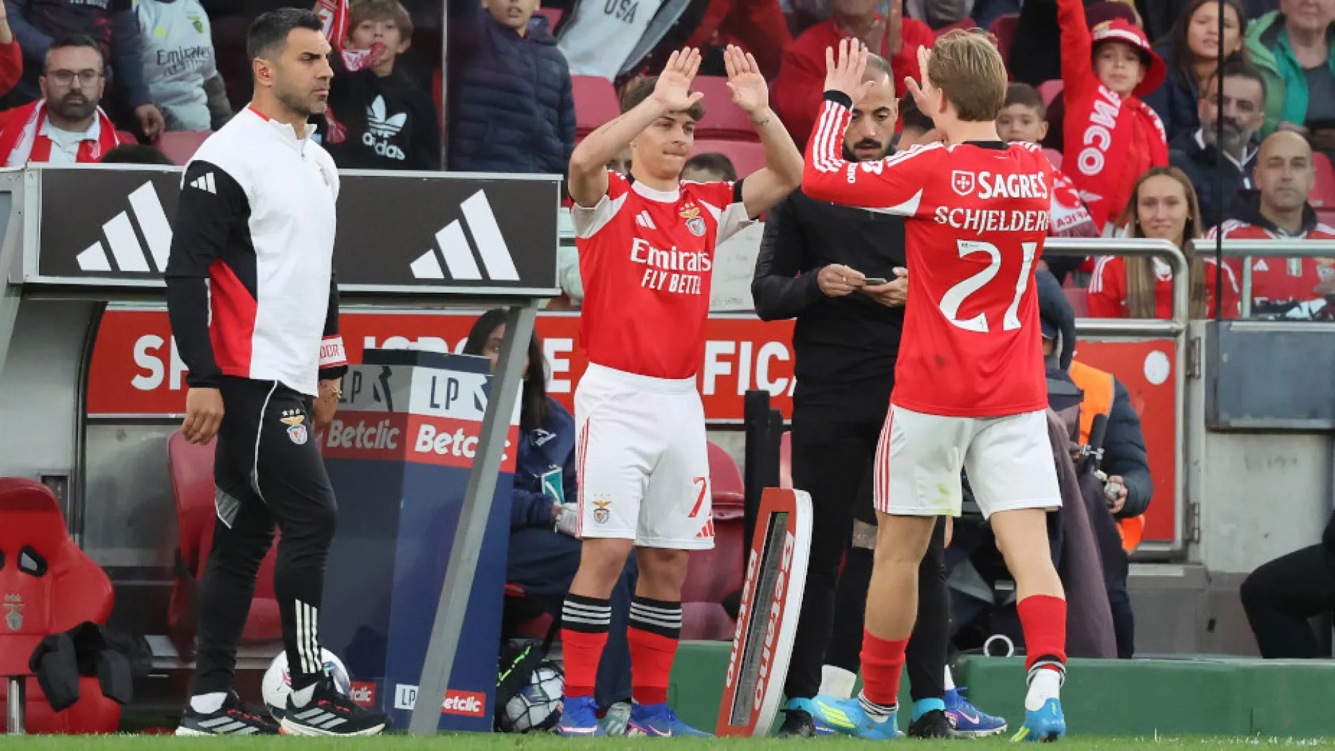 Gonçalo Moreira analisa estreia pelo Benfica: "Só de pisar o relvado..."