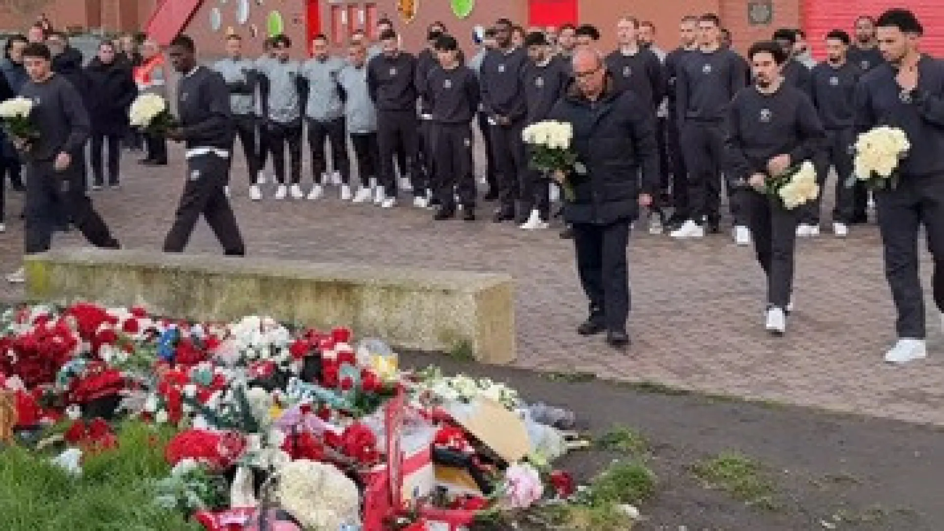 Emoções fortes. Comitiva portuguesa do PSG faz homenagem a Diogo Jota