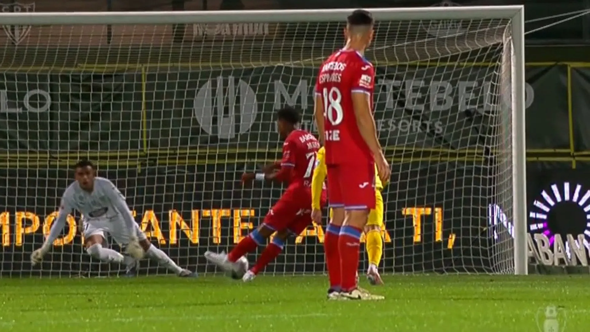 Murilo fez o que não devia. Tocou duas vezes na bola e penálti não contou