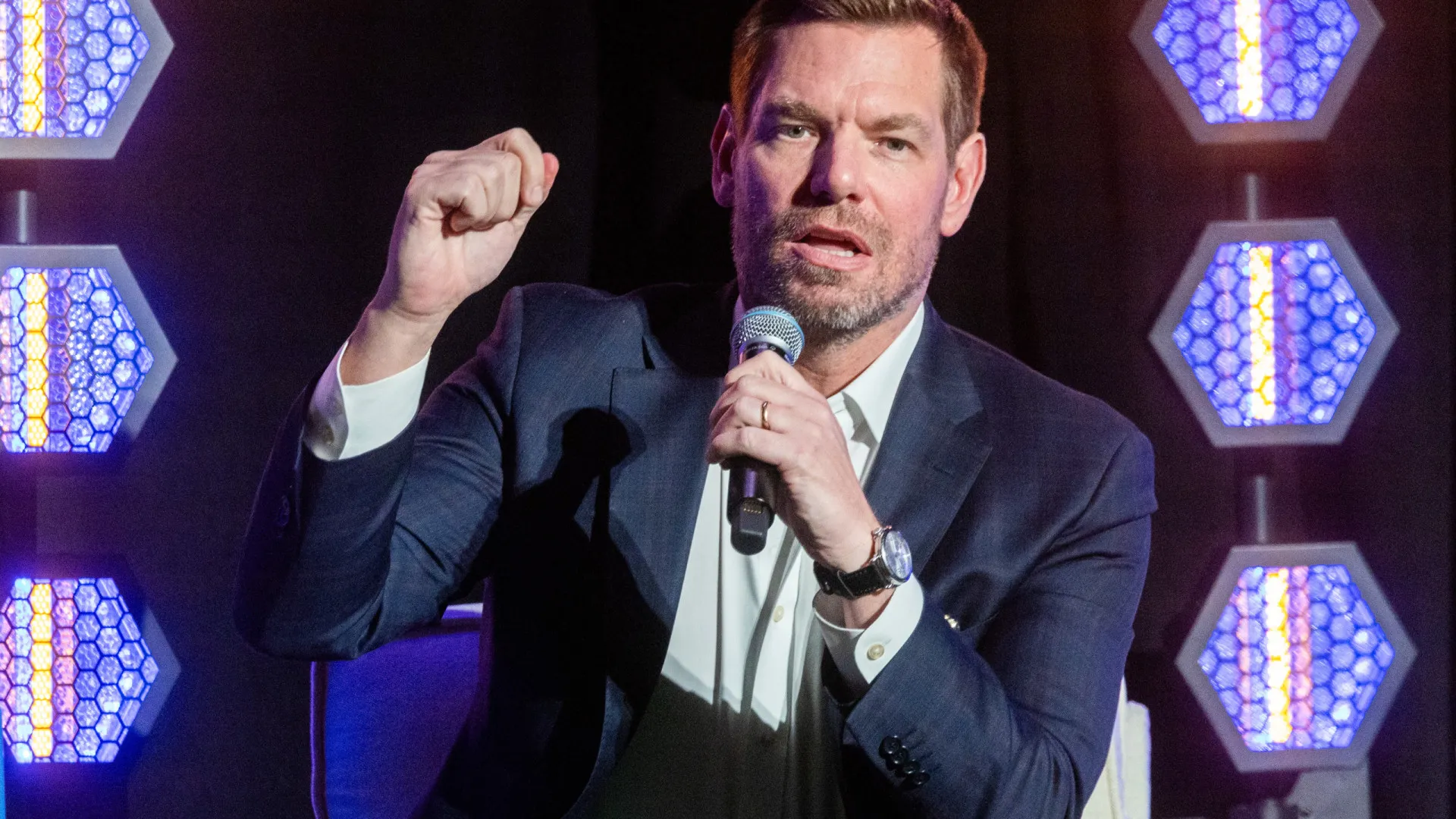 Deputado democrata renuncia ao cargo após acusações de agressão sexual