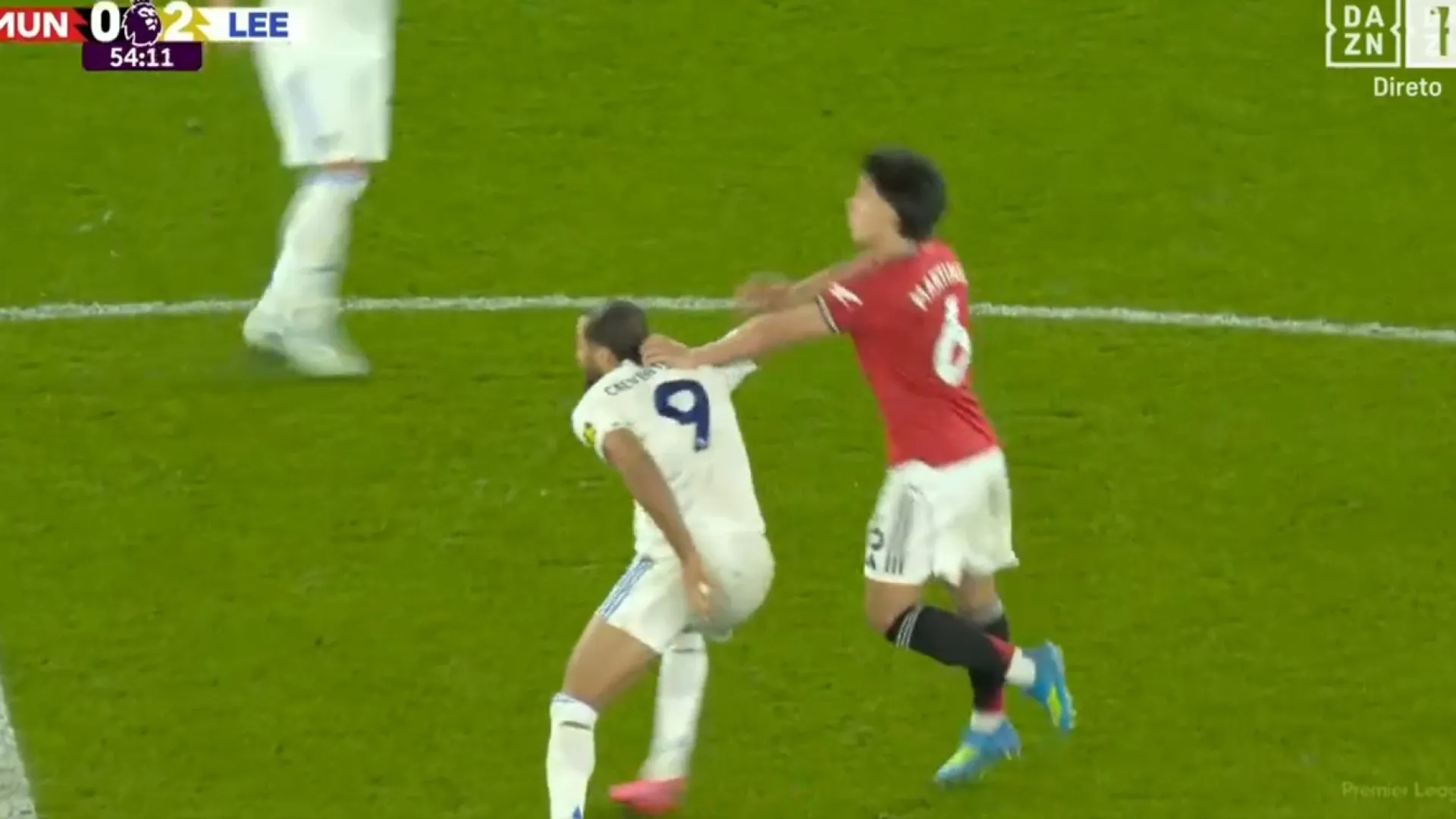 
                    Lisandro Martínez imitou João Neves, puxou cabelo a rival e reagiu assim
                