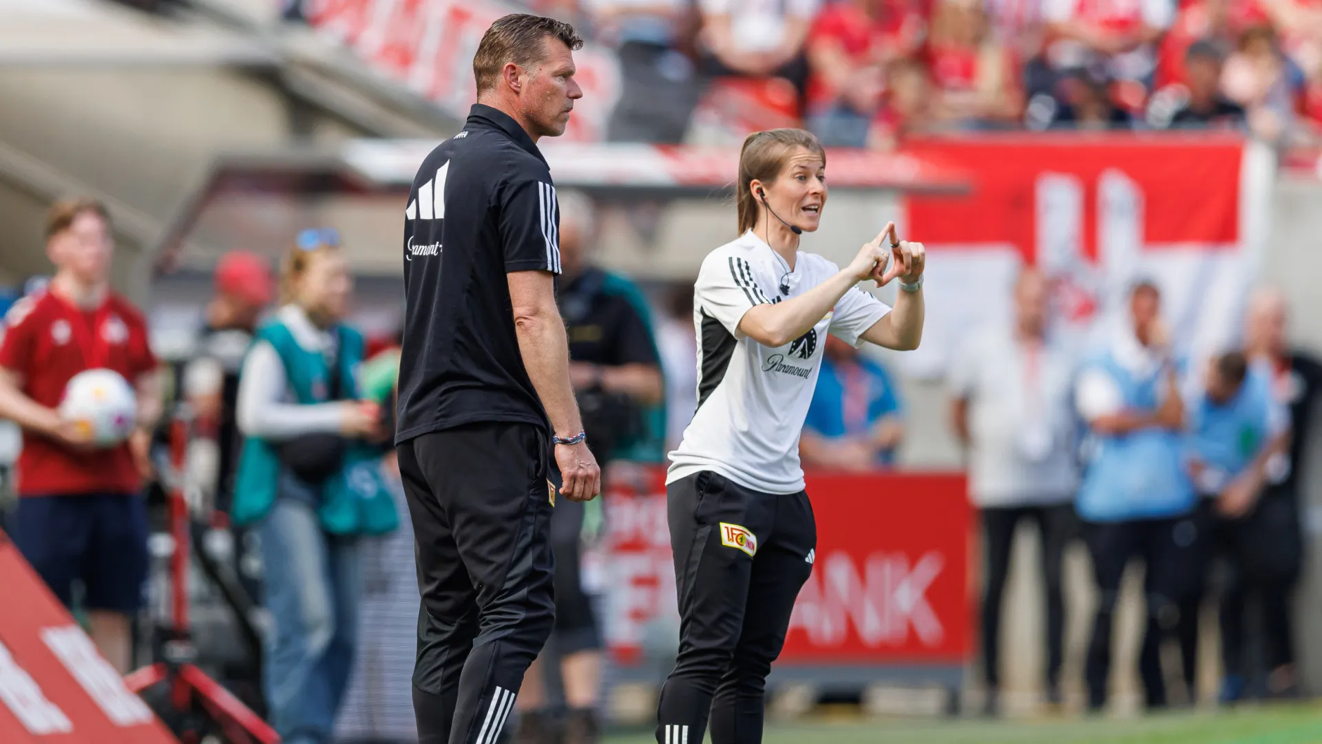 Marie-Louise Eta. Union Berlim dá murro na mesa após comentários sexistas