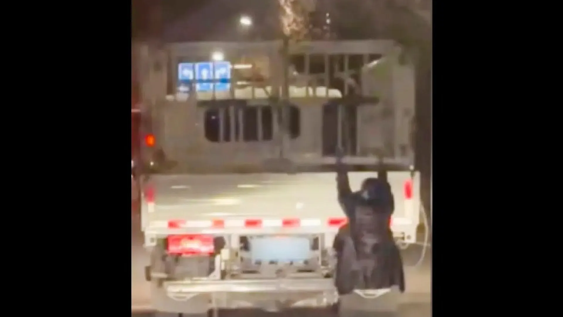 
                    Agarra-se a carrinha do marido para ver se a traía. Homem acaba multado
                