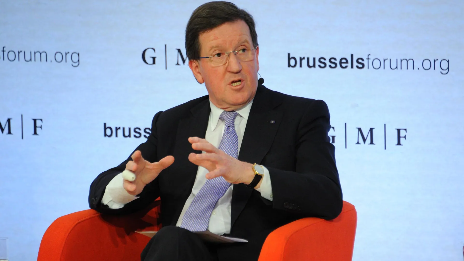 
                    Ex-líder da NATO critica falta de investimento na defesa do Reino Unido
                