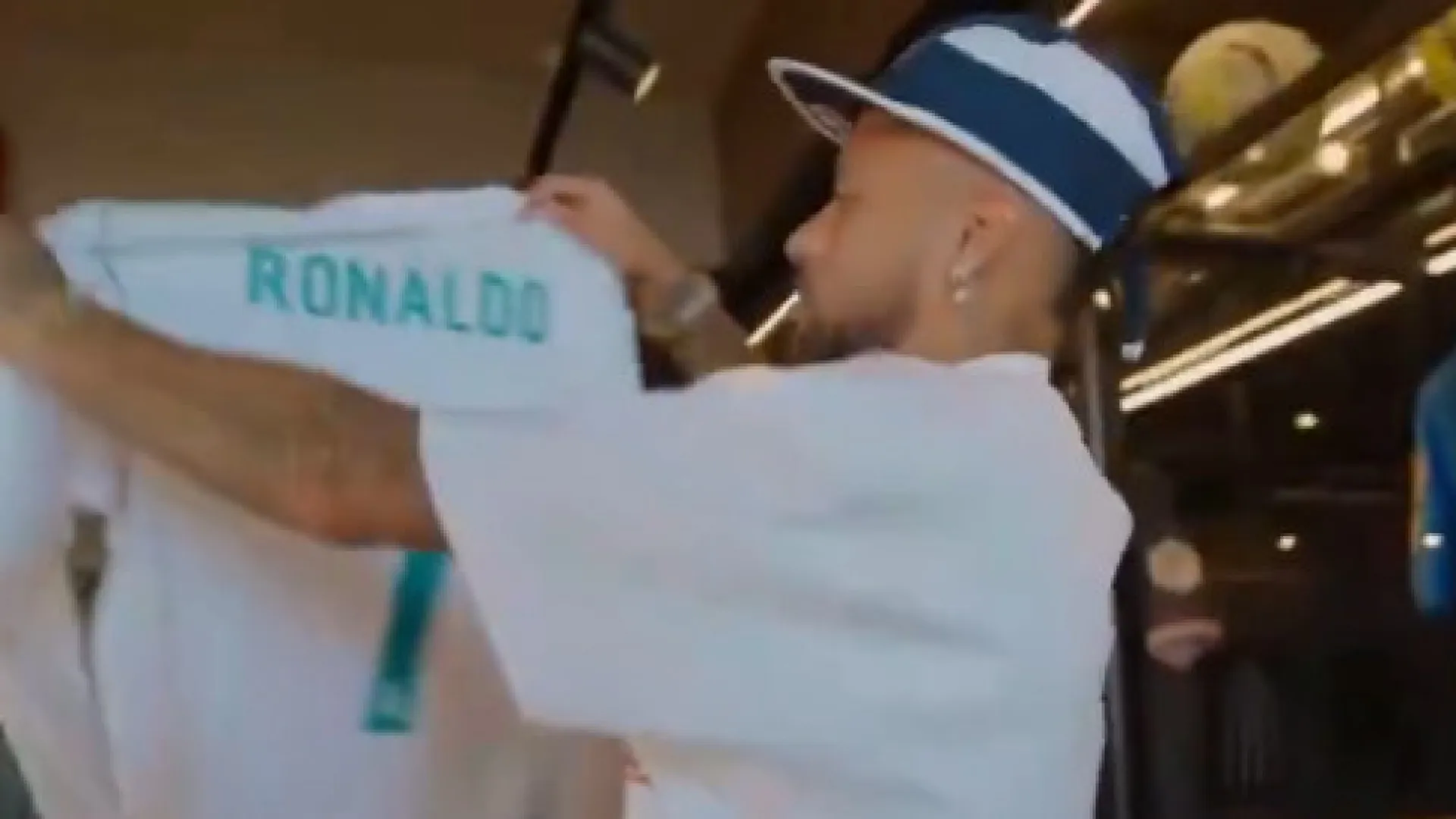 Neymar só tem uma palavra para descrever Cristiano Ronaldo