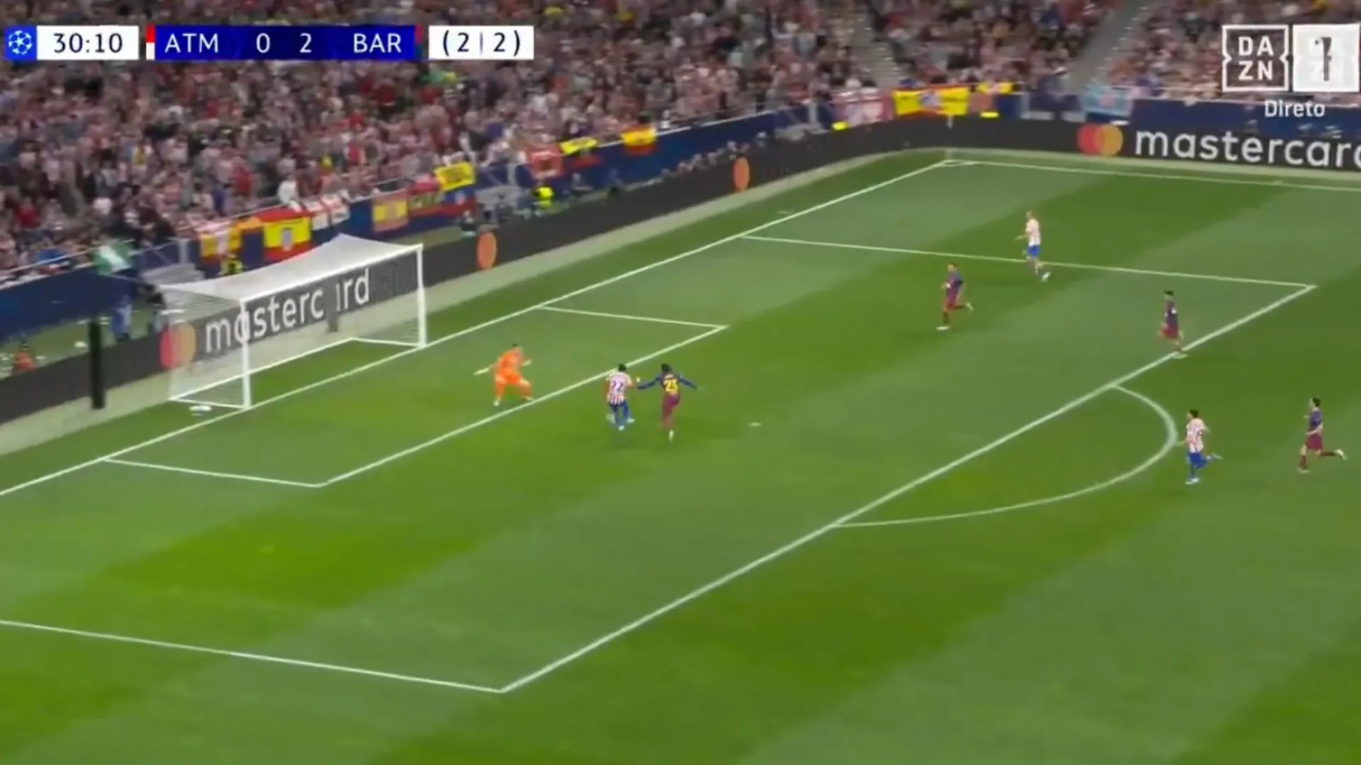 Contra-ataque perfeito. O golo de Lookman que eliminou o Barcelona