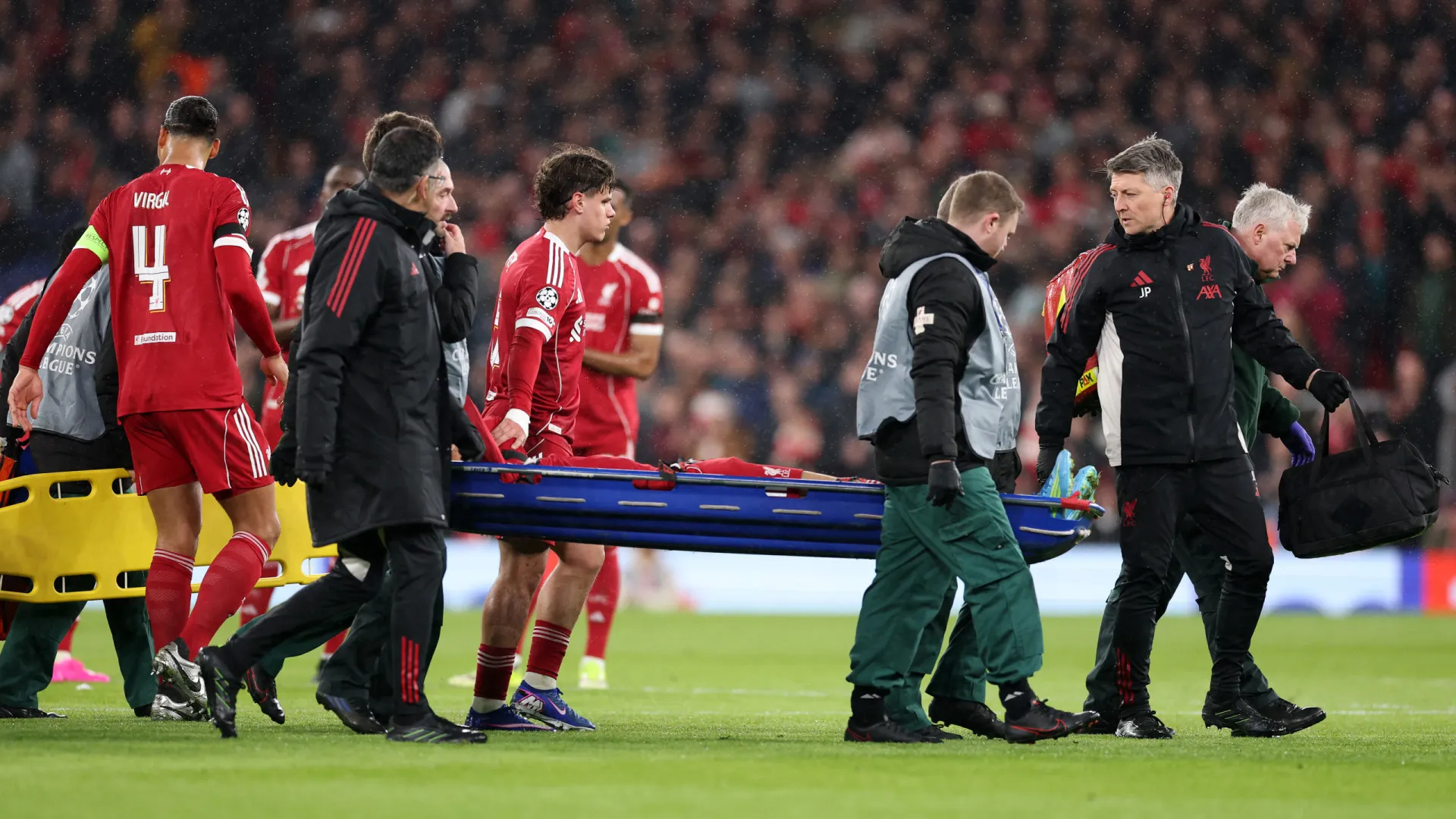 Drama em Anfield Road. Ekitike lesiona-se e deixa relvado em lágrimas