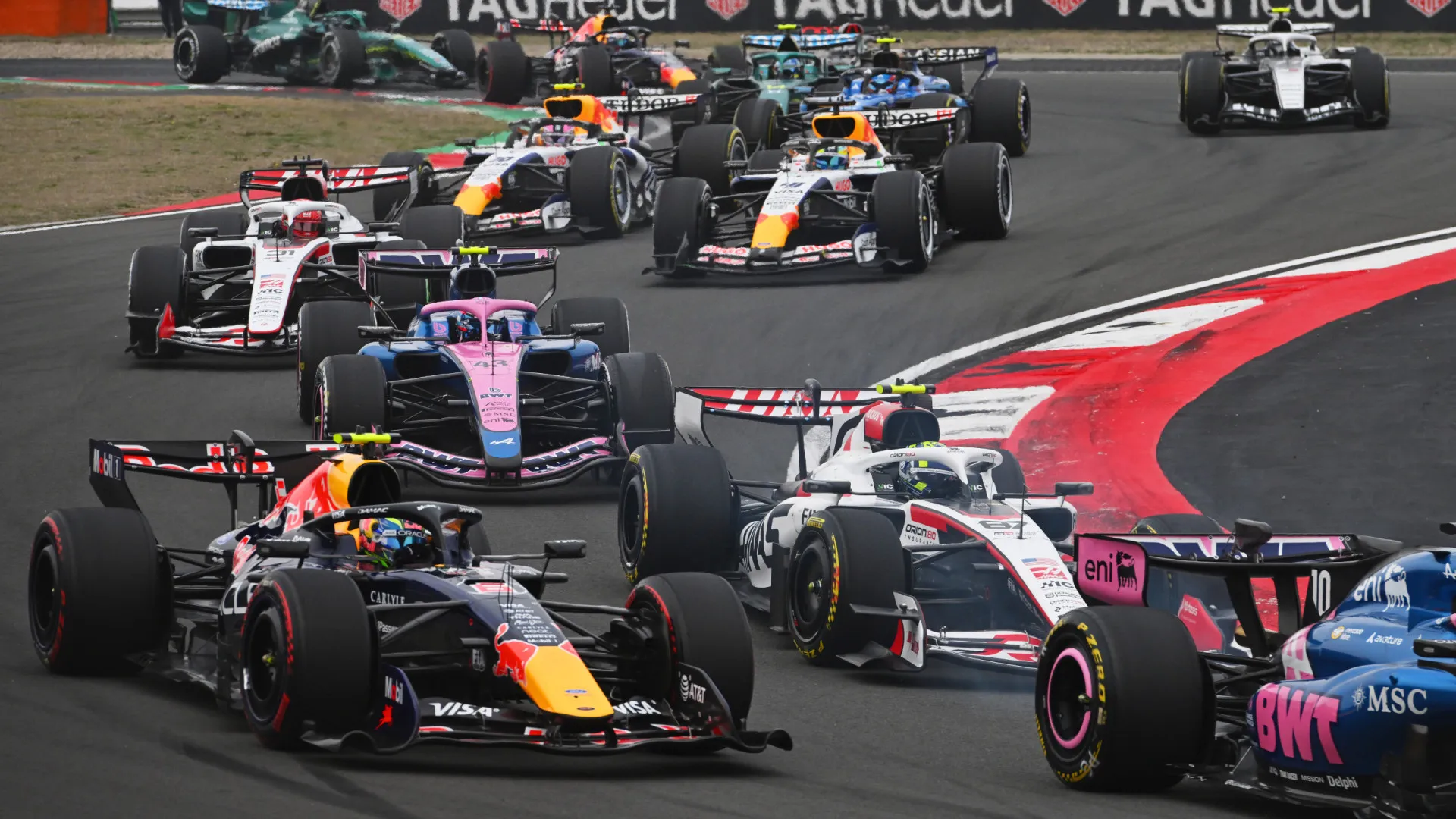
                    Hadjar defende novas regras da F1: 