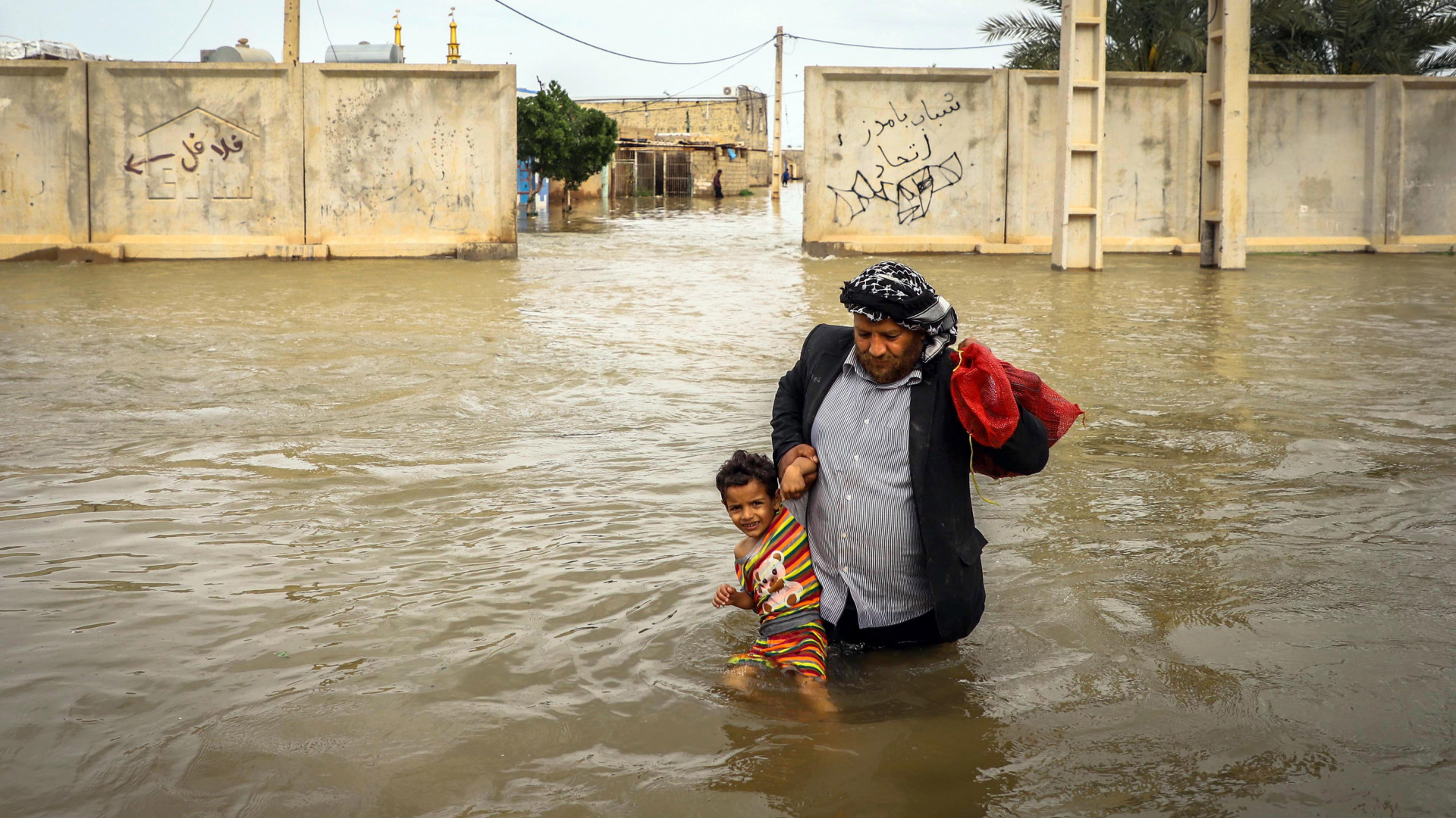 Irão prepara-se para realojar 100 mil deslocados por inundações