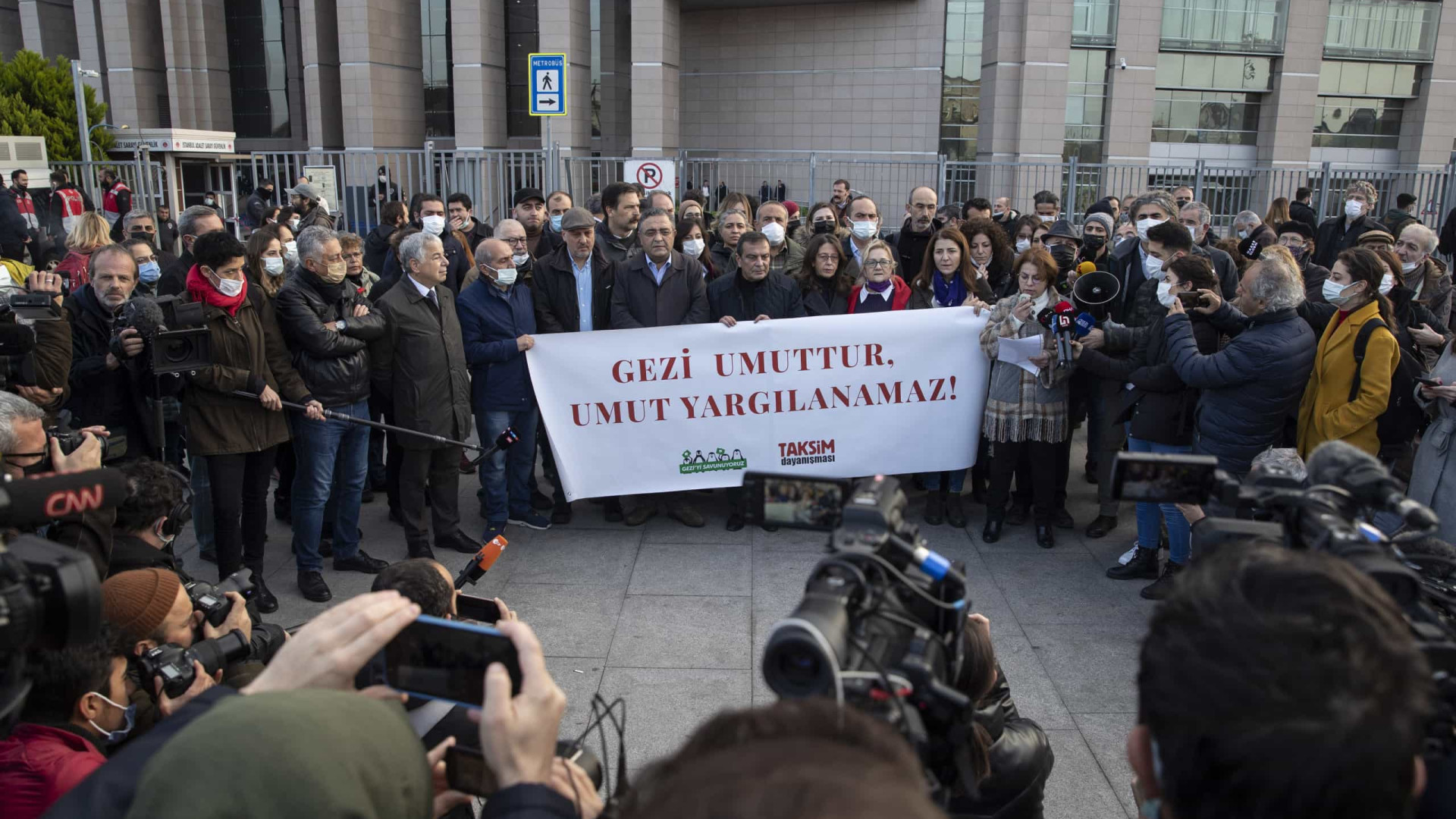 Tribunal turco decide manter na prisão o filantropo Osman Kavala