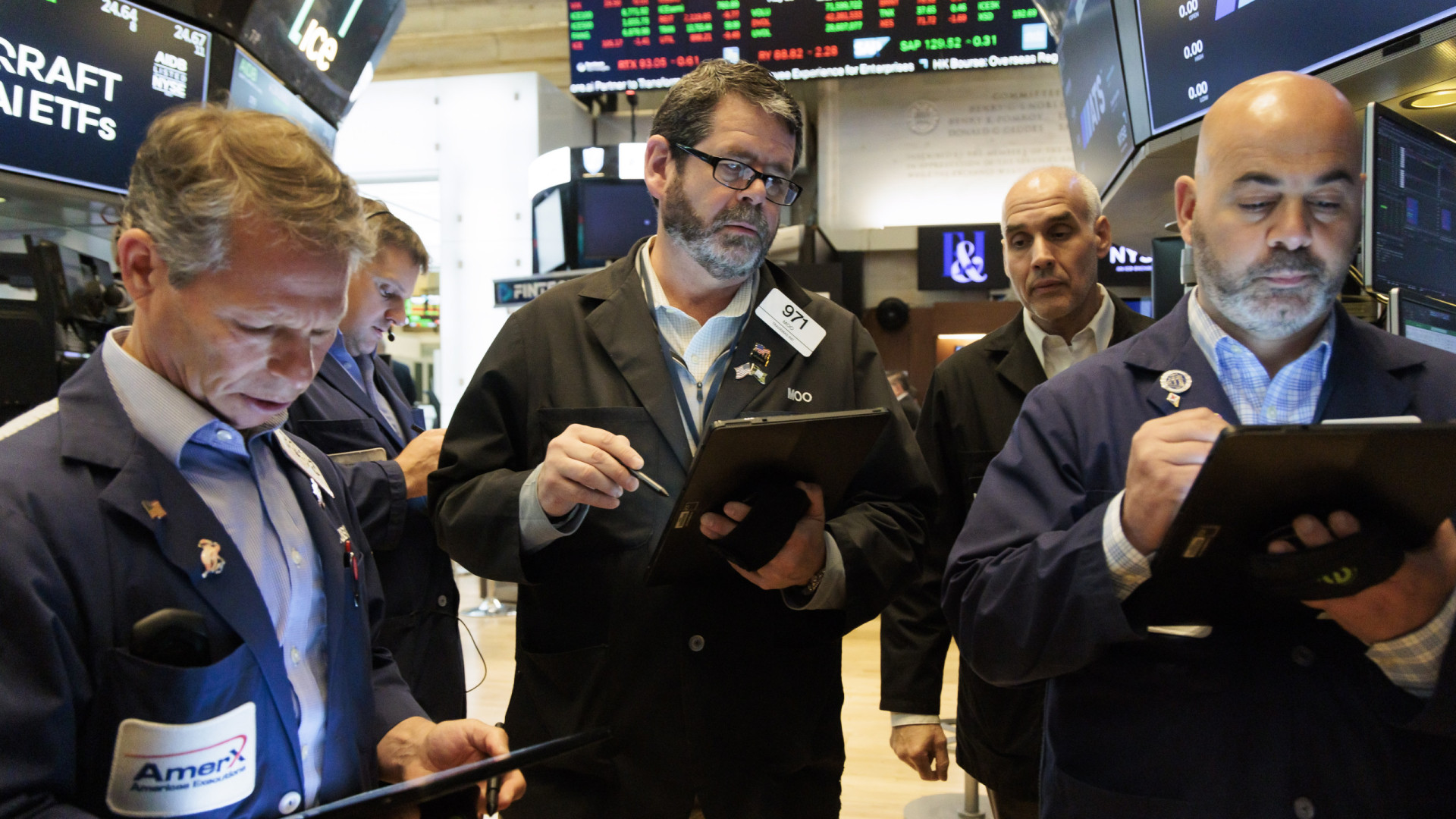 Wall Street acaba sem rumo com 1.º recorde do Dow além de 40 mil pontos