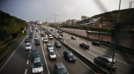 Circulação no IC19 retomada após colisão entre três viaturas