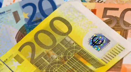 Euro cai pela terceira sessão para 1,15 dólares