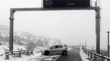 Acessos à Torre na Serra da Estrela encerrados devido à queda de neve
