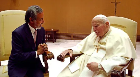 João Paulo II recusou beijar chão em Díli. "Diocese do Vaticano, casa"