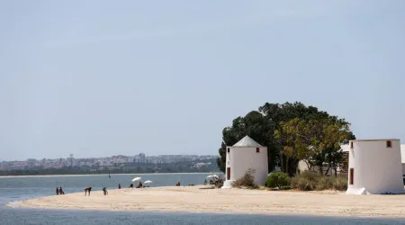Restrições no acesso às praias do Barreiro devido a detritos poluentes