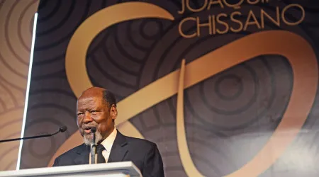 Venezuela condecora antigo Presidente moçambicano Joaquim Chissano