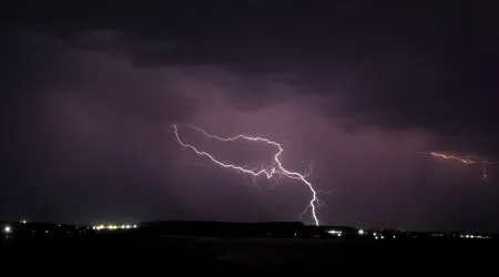 Forte trovoada iluminou o céu esta madrugada. Veja as imagens