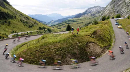 Remco Evenepoel cai mas mantém amarela no Critério do Dauphiné