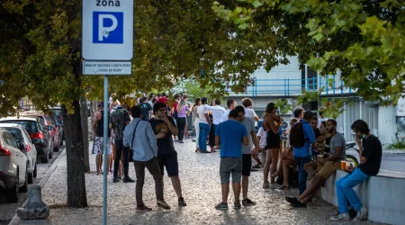Jovens emigram por melhores condições mas têm esperança num futuro cá