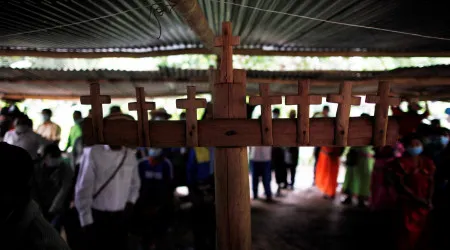 Adesão ao catolicismo cai e evangélicos já somam 26,9% no Brasil