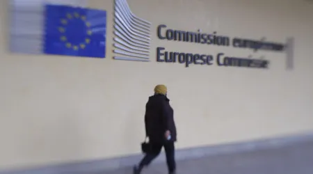 Bruxelas multa 15 'gigantes' de automóveis em 458 milhões de euros