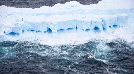 Iceberg A-68A em possível rota de colisão com ilha está a partir-se