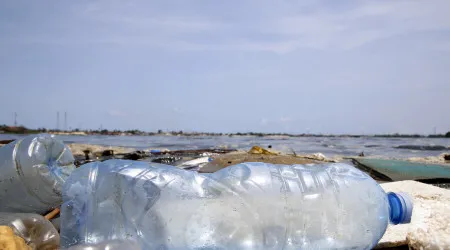 Cientistas descobrem como transformar plásticos em sabões e detergentes