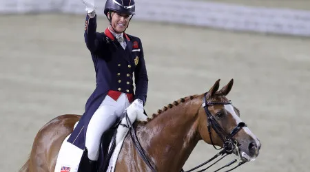 Medalhada olímpica Charlotte Dujardin suspensa por chicotear cavalo