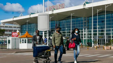 Dezenas no aeroporto na espera pelo desbloqueio da circulação em Maputo