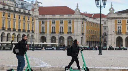 Trotinetes, meio de mobilidade alternativo em Lisboa envolto em "caos"