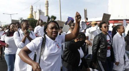 Governo reúne-se com médicos do hospital de Maputo para travar greve