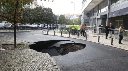 Colapso de conduta em Algés provoca abatimento da via em Miraflores
