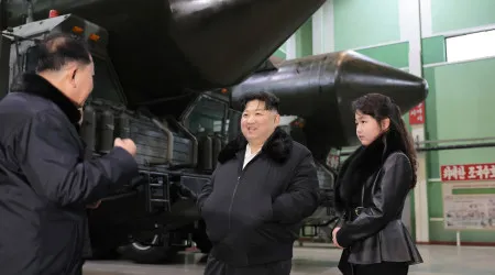 Kim Jong-un visita fábricas de armamento e chama inimigo à Coreia do Sul