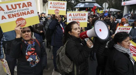 Professores e trabalhadores em greve manifestam-se em várias cidades