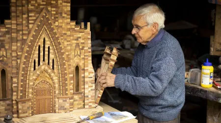 Guilhermino Rodrigues. Artesão constrói réplicas de catedrais famosas