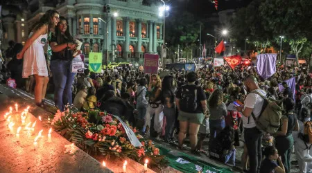 Brasileiras manifestam-se contra proposta de equiparar aborto a homicídio