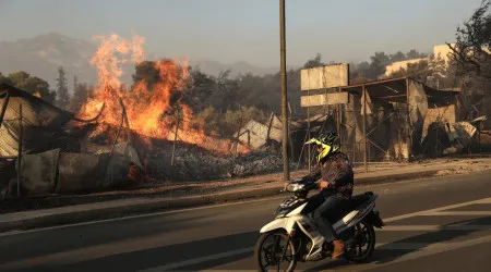 Prossegue terceiro dia de combate a enorme incêndio em torno de Atenas